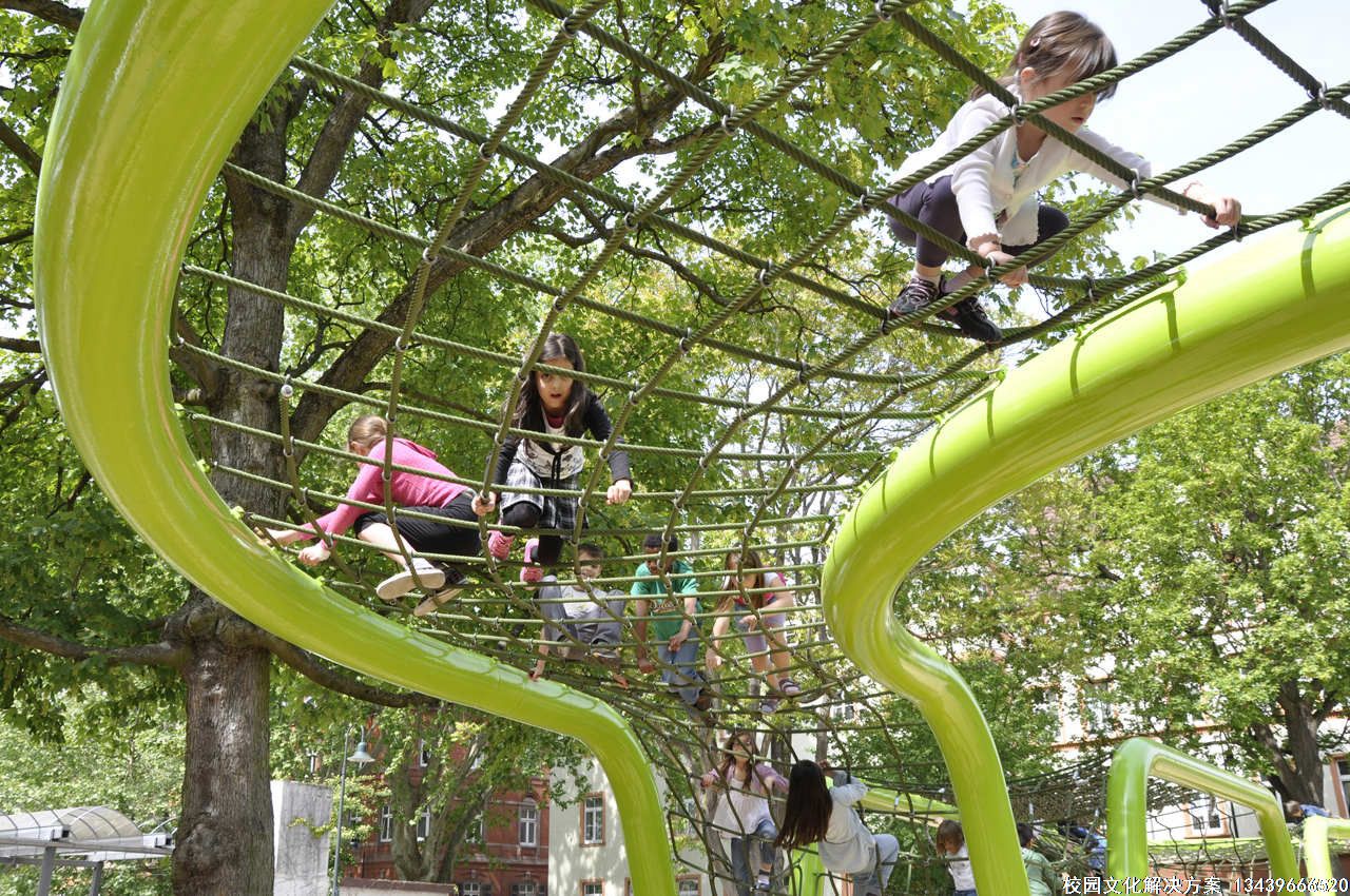 操场活动区,儿童活动器械