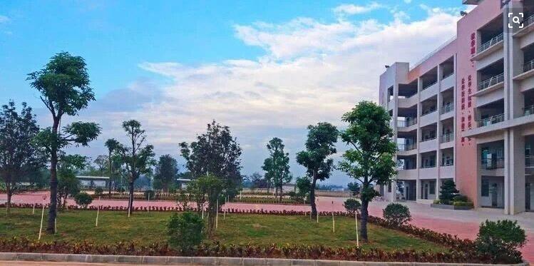 广州大学附属中学小广场设计